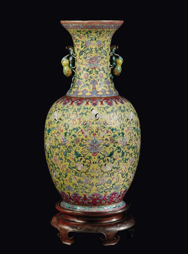 Grande vaso in porcellana a smalti policromi a fondo giallo con decoro di cicogne e anse a doppia zucca e pipistrelli sulla bocca, Cina, Dinastia Qing, marca e del periodo Daoguang (1821-1850)