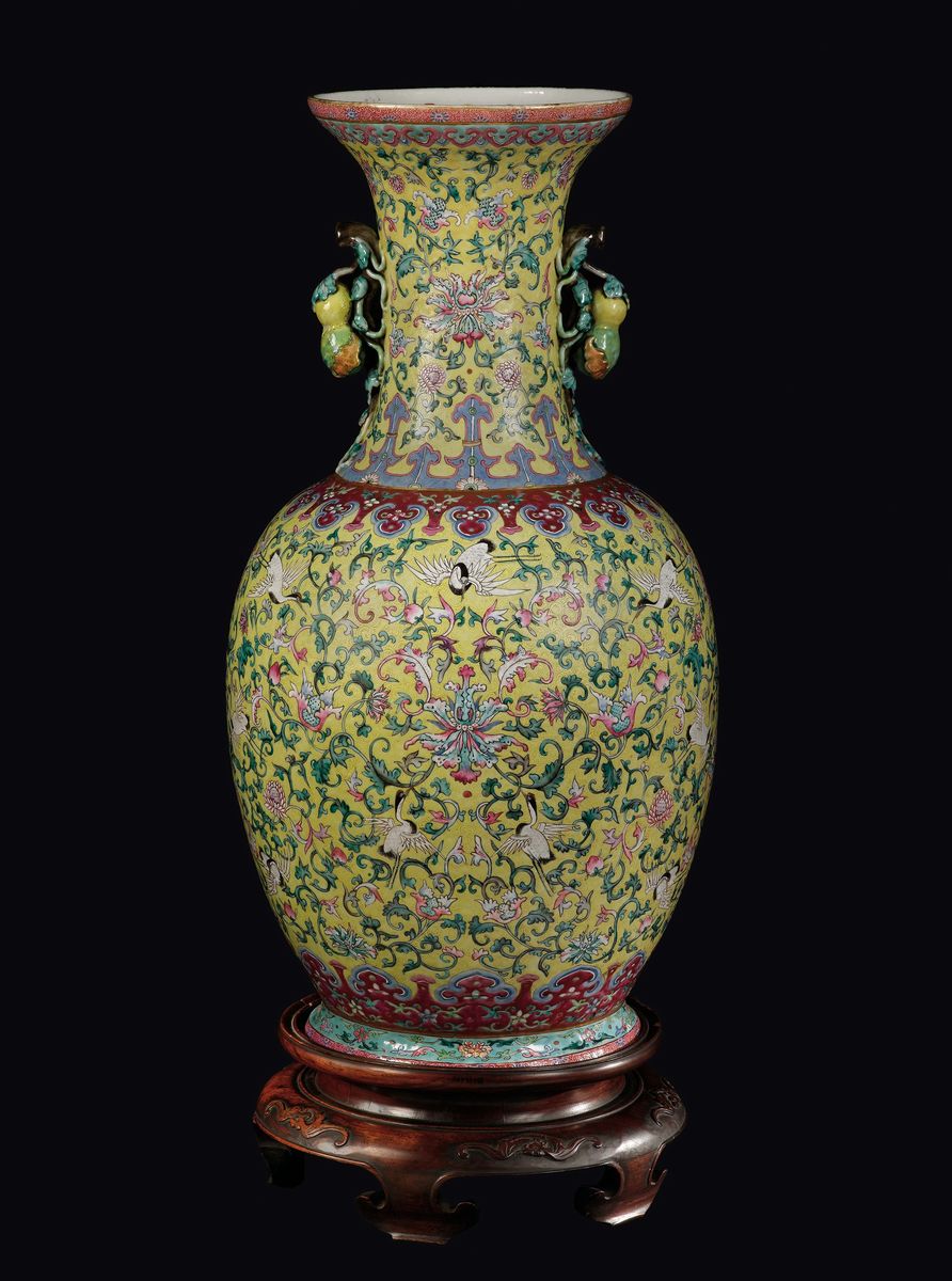 Grande Vaso in Porcellana a Smalti Policromi a Fondo Giallo con Decoro di Cicogne e Anse a Doppia...