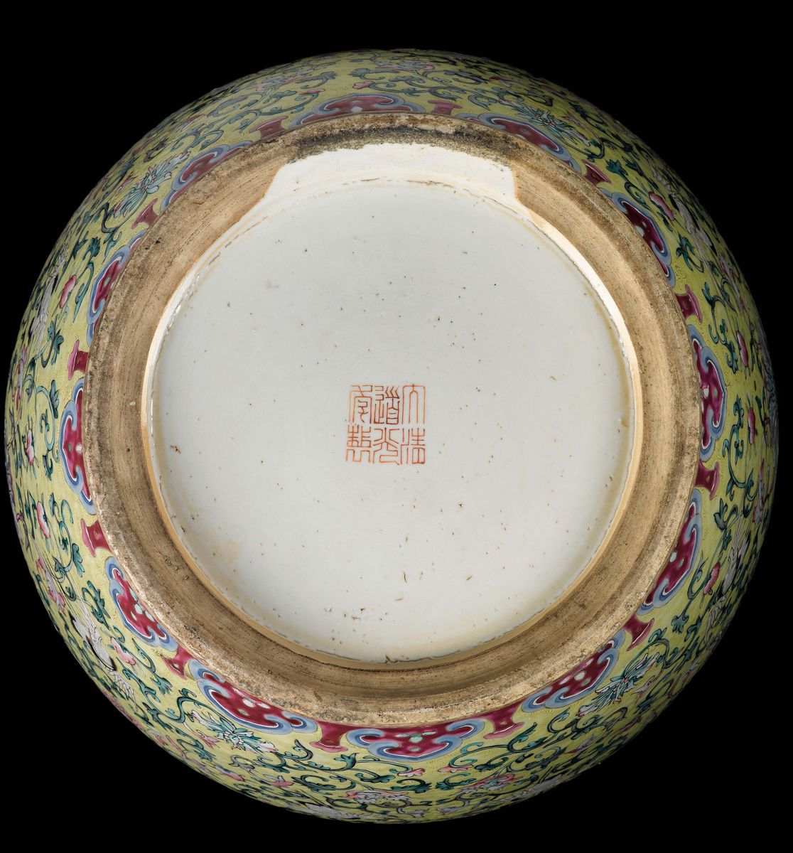 Grande Vaso in Porcellana a Smalti Policromi a Fondo Giallo con Decoro di Cicogne e Anse a Doppia...