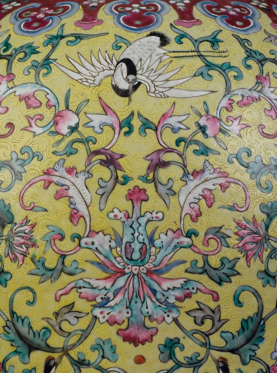 Grande Vaso in Porcellana a Smalti Policromi a Fondo Giallo con Decoro di Cicogne e Anse a Doppia...