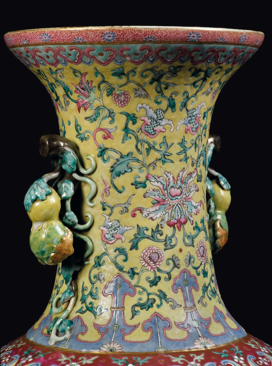 Grande Vaso in Porcellana a Smalti Policromi a Fondo Giallo con Decoro di Cicogne e Anse a Doppia...
