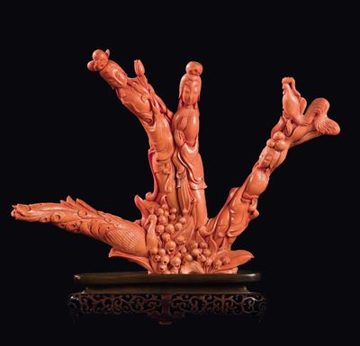 Grande Gruppo Scolpito in Corallo Raffigurante Tre Guanyin con Pavone e Gallo, Cina, Dinastia Qin...