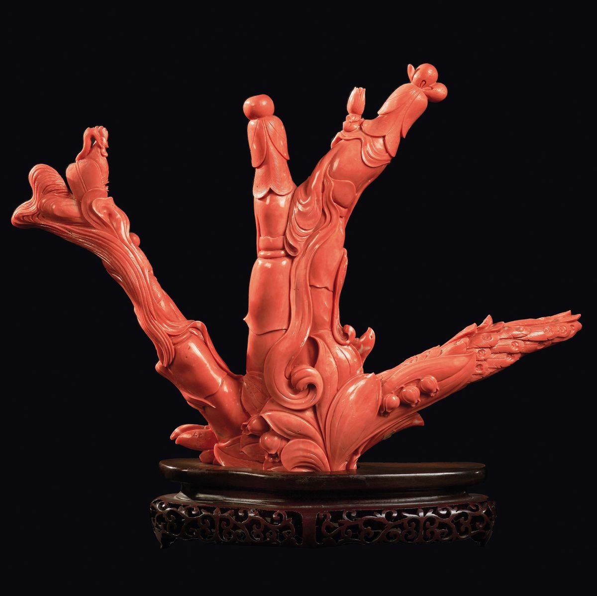 Grande Gruppo Scolpito in Corallo Raffigurante Tre Guanyin con Pavone e Gallo, Cina, Dinastia Qin...