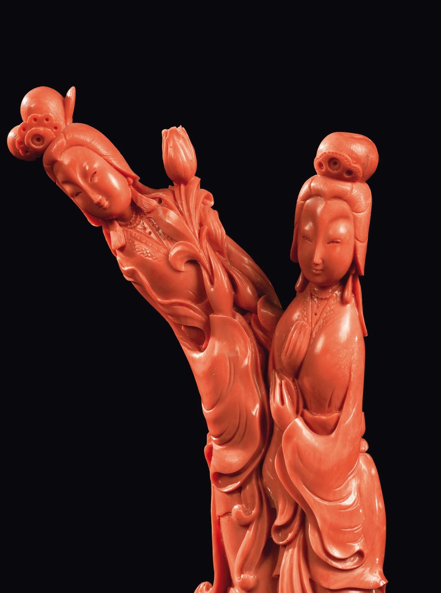 Grande Gruppo Scolpito in Corallo Raffigurante Tre Guanyin con Pavone e Gallo, Cina, Dinastia Qin...