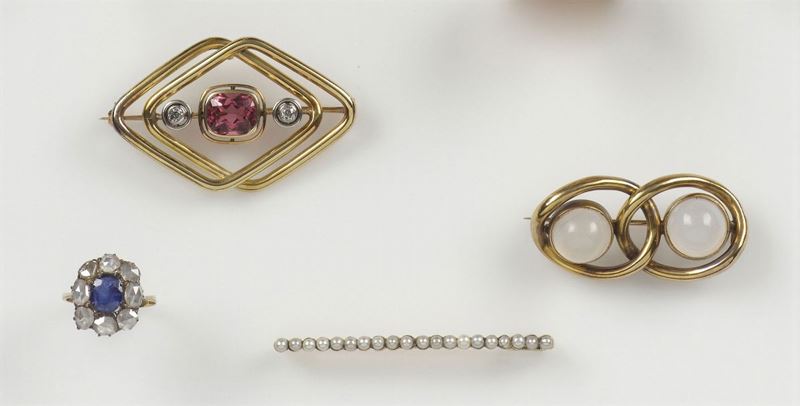 Lotto composto da un anello con zaffiro e tre spille  - Asta Antiquariato e Dipinti Antichi - I - Cambi Casa d'Aste