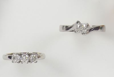 Lotto Composto da Anello Solitaire ed Anello Trilogy con Diamanti