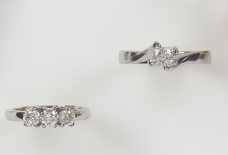 Lotto composto da anello solitaire ed anello trilogy con diamanti  - Auction Antique and Old Masters - I - Cambi Casa d'Aste