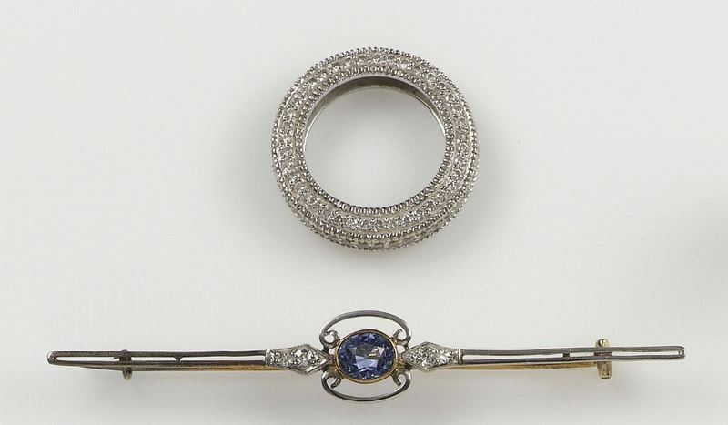 Lotto composto da fede con pavé di diamanti e spilla con pietra sintetica  - Auction Antique and Old Masters - I - Cambi Casa d'Aste