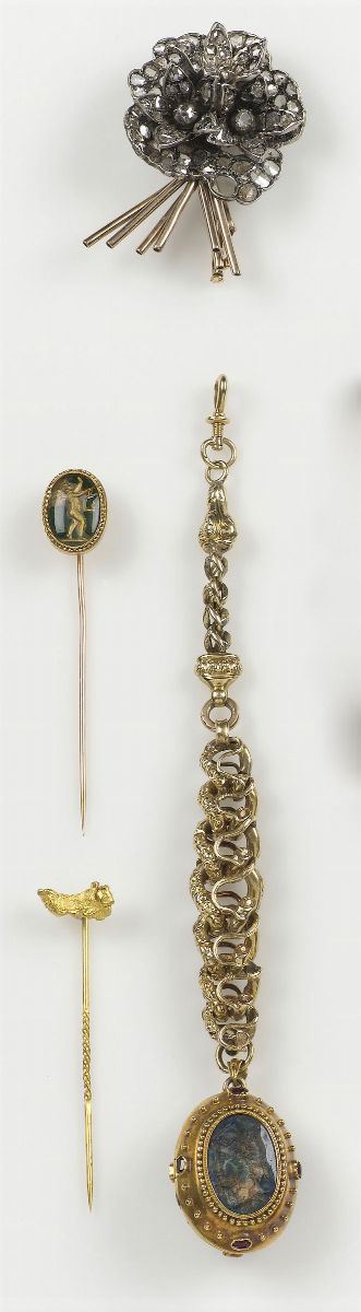 Lotto composto da spilla a soggetto floreale con rose d'Olanda, chatelin e due spille da cravatta con pietre dure  - Auction Antique and Old Masters - I - Cambi Casa d'Aste