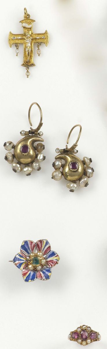 A pair of earrings, an amethyst ring, an enamel brooch and a cross pendant  - Auction Jewels Timed Auction - Cambi Casa d'Aste