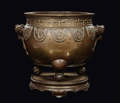 Grande Incensiere Tripode in Bronzo Dorato e Brunito con Manici a Forma di Testa di Rapace e Base...