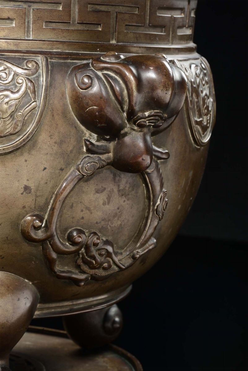 Grande Incensiere Tripode in Bronzo Dorato e Brunito con Manici a Forma di Testa di Rapace e Base...