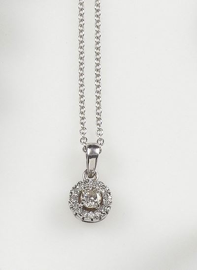 Pendente con Diamante Centrale e Piccoli Diamanti a Contorno