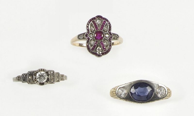 Lotto composto da tre anelli con piccoli diamanti, rubini e zaffiro  - Auction Antique and Old Masters - I - Cambi Casa d'Aste