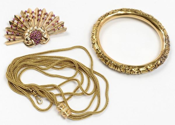A gold bangle, a ruby and gold brooch and a gold sautoir