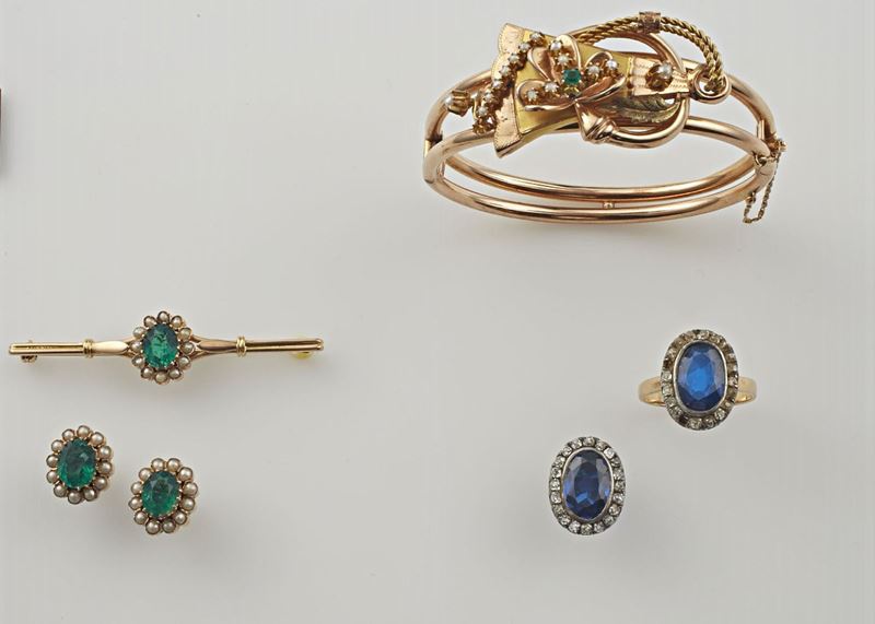Lotto composto da parure con paste vitree verdi e perline ed anello ed orecchino con paste vitree blu  - Auction Antique and Old Masters - I - Cambi Casa d'Aste