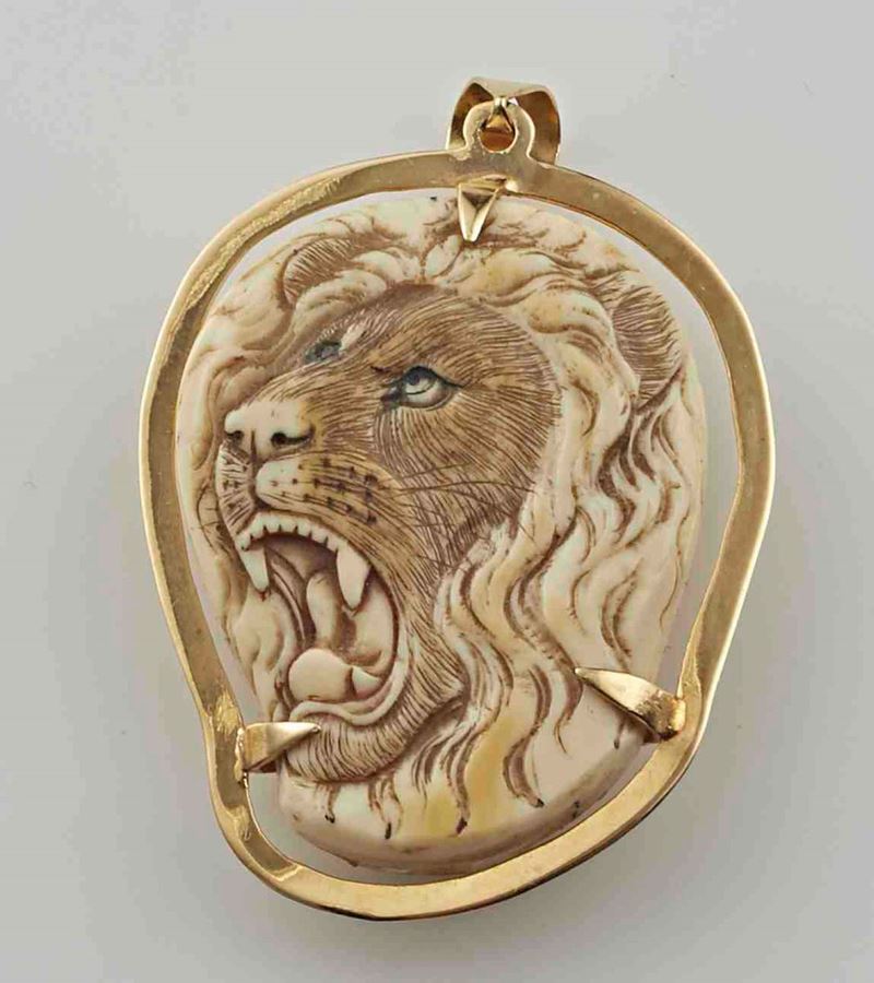Carved bone and gold pendant  - Auction Jewels Timed Auction - Cambi Casa d'Aste