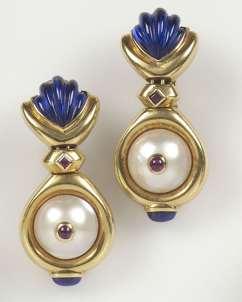 Orecchini pendenti con perle mabè, rubini e quarzo blu  - Auction Antique and Old Masters - I - Cambi Casa d'Aste