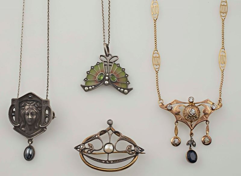 Lotto composto da tre pendenti ed una spilla Art Nouveau  - Asta Gioielli - Asta Online - Cambi Casa d'Aste