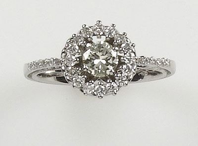 Anello con Diamante Centrale e Piccoli Diamanti a Contorno