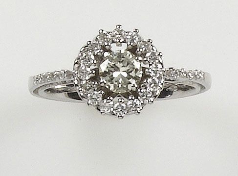 Anello con diamante centrale e piccoli diamanti a contorno  - Auction Antique and Old Masters - I - Cambi Casa d'Aste