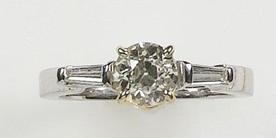 Anello con Diamante Centrale e Due Diamanti Taglio Baguette