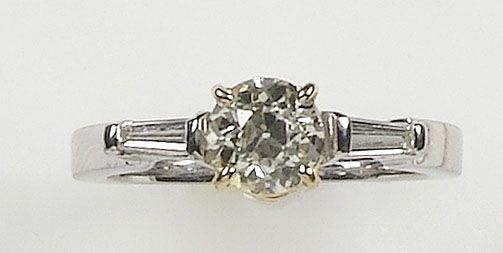 Anello con diamante centrale e due diamanti taglio baguette  - Auction Antique and Old Masters - I - Cambi Casa d'Aste