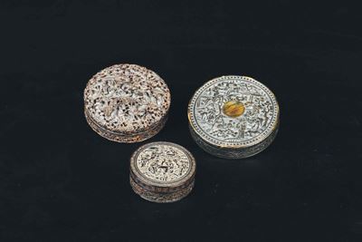 Tre Scatole con Coperchio in Tartaruga Finemente Intagliate con Scene di Vita Comune, Cina, Canto...