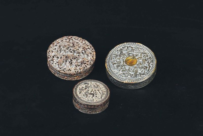 Three finely carved tortoiseshell boxes and cover with common life scenes, China, Canton, Qing Dynasty, 19th century  - Auction Chinese Works of Art - Cambi Casa d'Aste