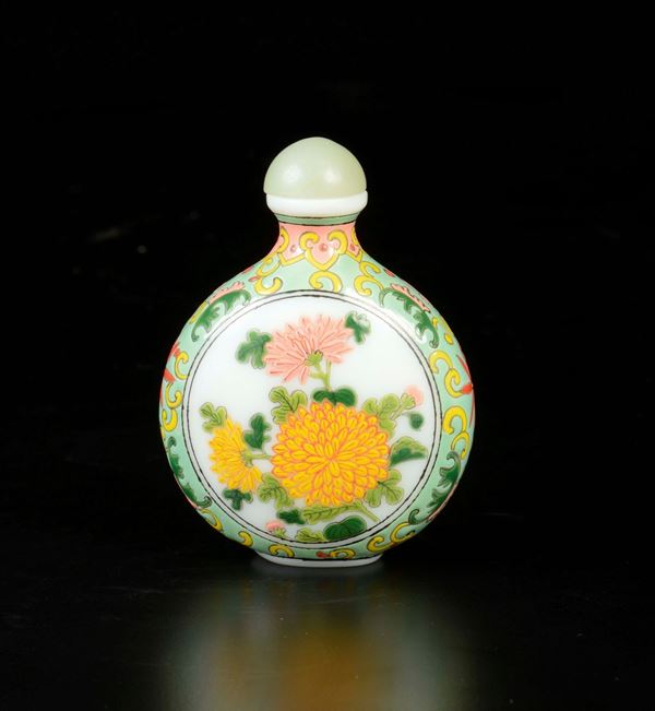 Snuff bottle in porcellana a smalti policromi con ortensie entro riserve, Cina, XX secolo