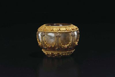 Vaso da Preghiera in Cristallo di Rocca Fumé e Bronzo Dorato con Innesti di Pietre Dure, Tibet, F...