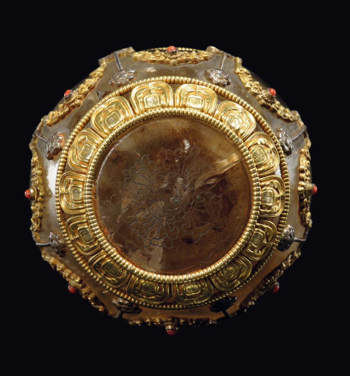 Vaso da Preghiera in Cristallo di Rocca Fumé e Bronzo Dorato con Innesti di Pietre Dure, Tibet, F...