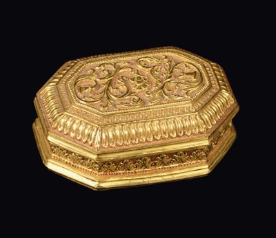 Scatola in Oro con Coperchio con Decoro Floreale e Vegetale, India, XIX Secolo