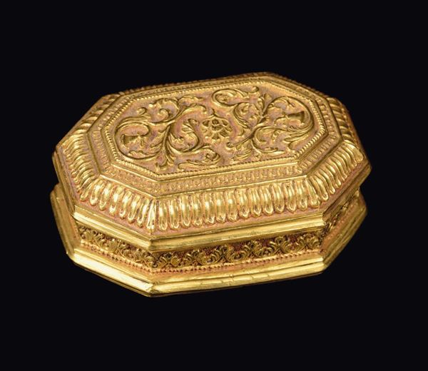 A gold box and cover with flowers and leaves decoration, India, 19th century