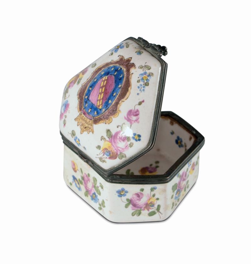 Scatola in porcellana esagonale con coperchio dipinto, XIX secolo  - Auction Antique and Old Masters - I - Cambi Casa d'Aste
