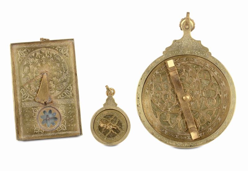 Tre calendari in bronzo di varia forma, manifattura Indiana  - Auction Antique and Old Masters - I - Cambi Casa d'Aste