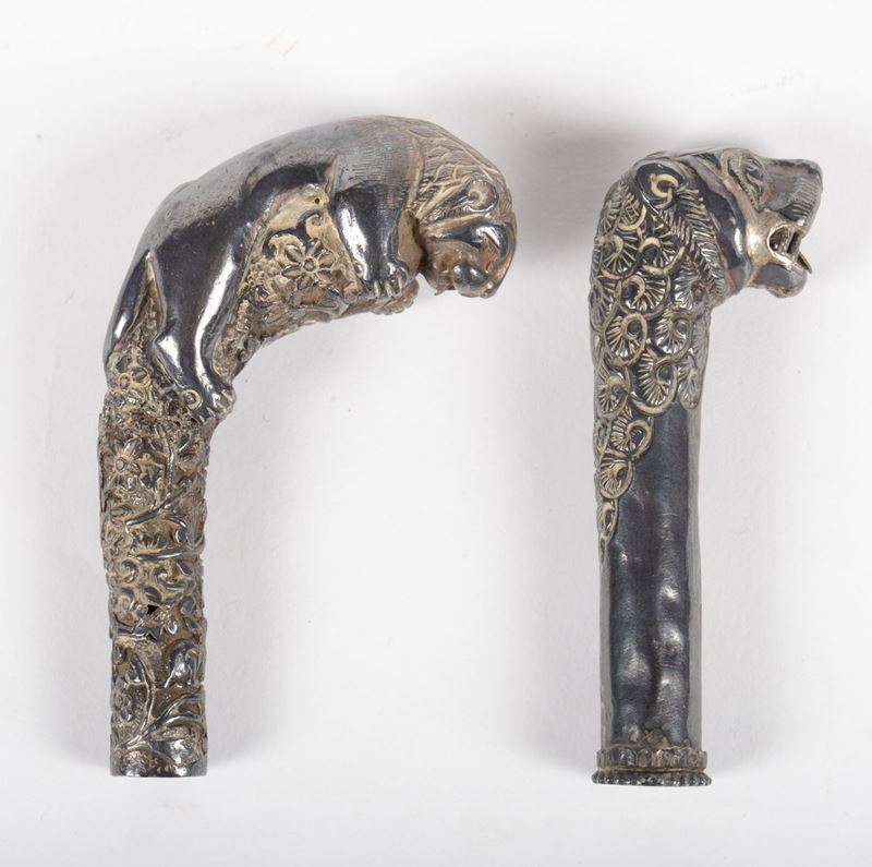 Due manici di pugnali  in argento rappresentanti leoni, India  - Auction Antique and Old Masters - I - Cambi Casa d'Aste