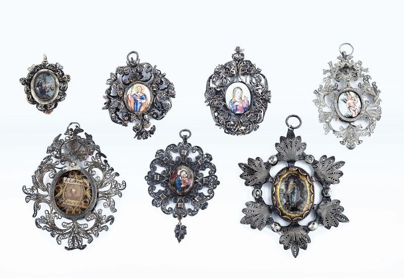 Gruppo di sette pendenti con ricche cornici in filigrana d'argento, argenteria siciliana del XVIII secolo  - Asta Argenti da Collezione e Objets de Vertu - Cambi Casa d'Aste