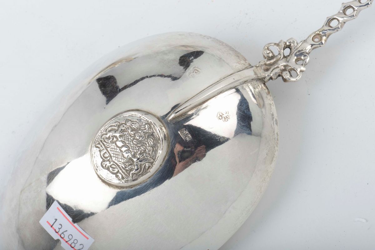 Gruppo di Due Spargizucchero e un Cucchiaio Commemorativi in Argento Fuso, Sbalzato e Cesellato, ...