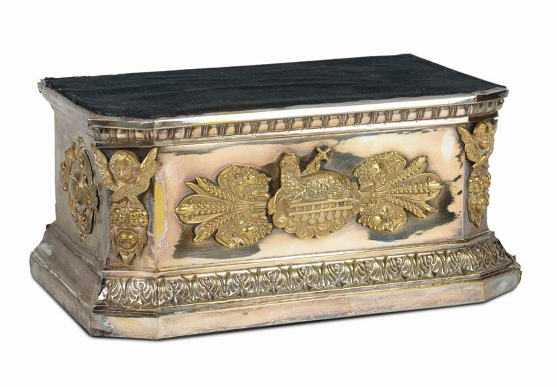 Base in rame e rame argentato, Sicilia XIX secolo  - Auction Furnishings from the mansions of the Ercole Marelli heirs and other property - Cambi Casa d'Aste