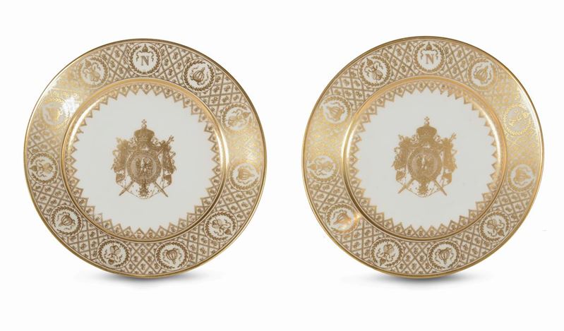 Coppia di piatti in porcellana bianca con stemma dorato del servizio di Napoleone III. Francia  - Asta Antiquariato e Dipinti Antichi - I - Cambi Casa d'Aste