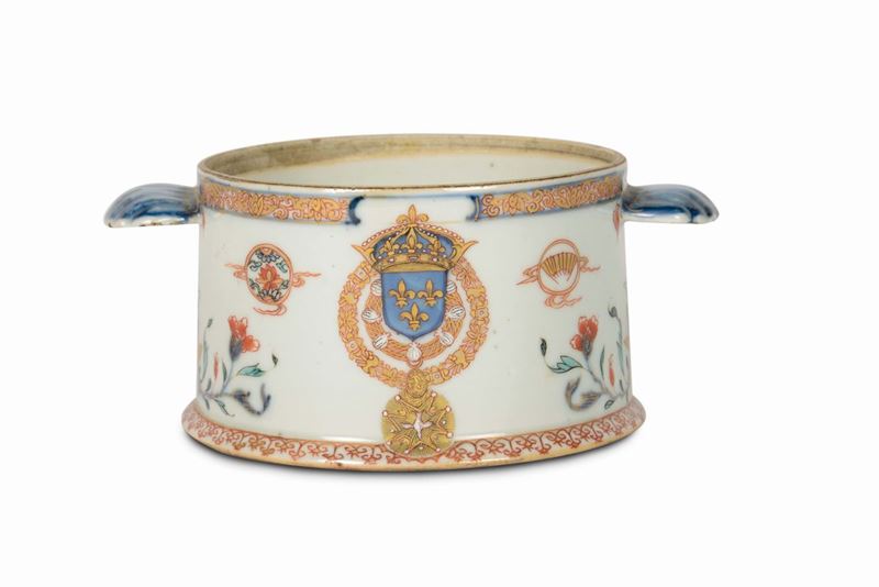 Piccola tazza a due manici in porcellana policroma, Francia  - Auction Furnishings from the mansions of the Ercole Marelli heirs and other property - Cambi Casa d'Aste