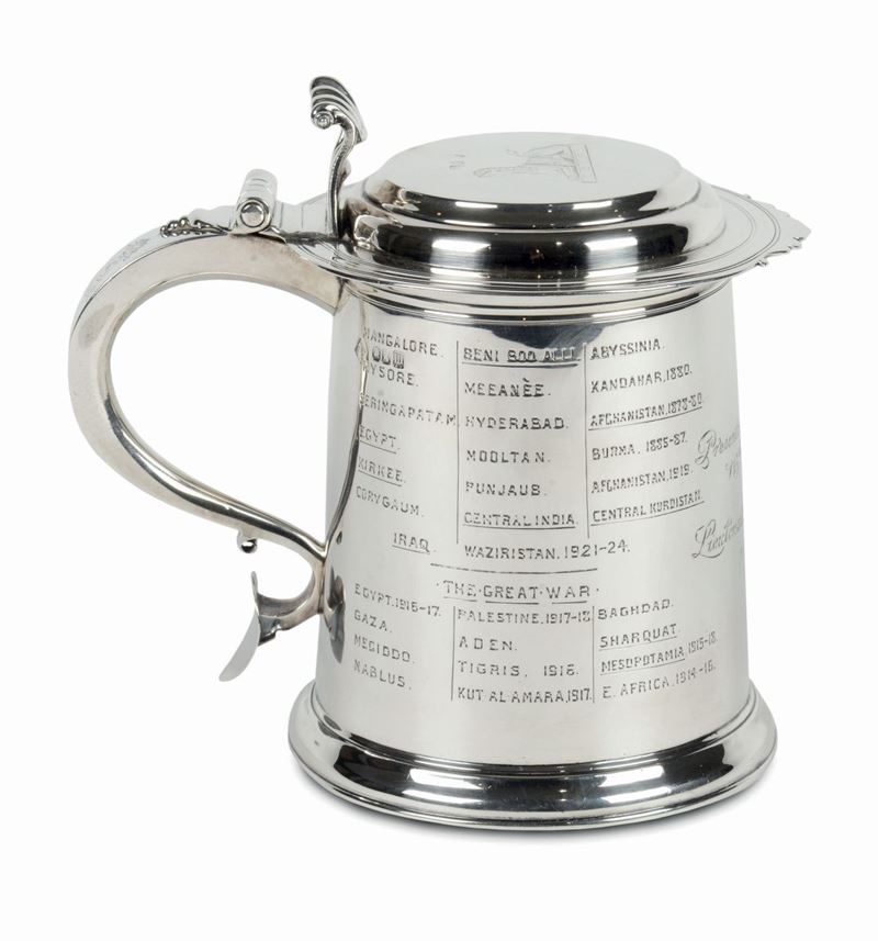 Tankard in argento reggimentale con dedica e battaglie del reggimento, Inghilterra XIX secolo  - Asta Antiquariato e Dipinti Antichi - I - Cambi Casa d'Aste