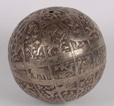 Globo in Argento Raffigurante Calendario Zodiacale, India, XIX Secolo