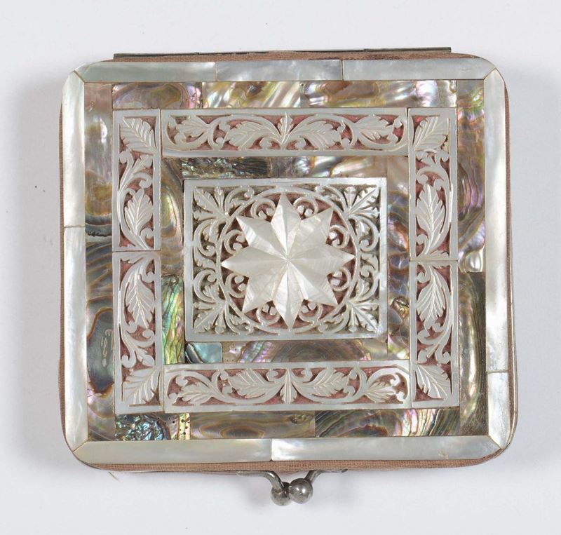 Porta monete a soffietto in madreperla ed argento, con stemma reggimentale, Inghilterra  - Auction Furnishings from the mansions of the Ercole Marelli heirs and other property - Cambi Casa d'Aste