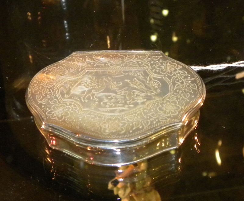 Piccola scatola in argento e madreperla, Inghilterra XIX secolo  - Auction Antique and Old Masters - I - Cambi Casa d'Aste