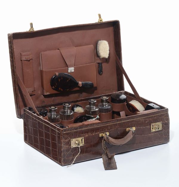 Valigia da  viaggio con vanity set in tartaruga, argento ed avorio con stemma nobiliare. Italia