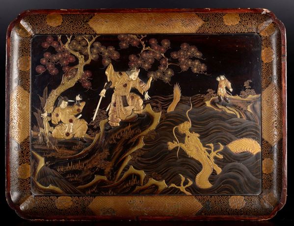 Vassoio in legno laccato con raffigurazione di samurai contro drago, Giappone, inizio XX secolo