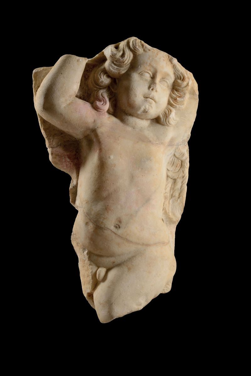 Figura ad altorilievo di putto alato in marmo bianco di gusto rinascimentale. Probabile XVII secolo  - Asta Antiquariato e Dipinti Antichi - I - Cambi Casa d'Aste