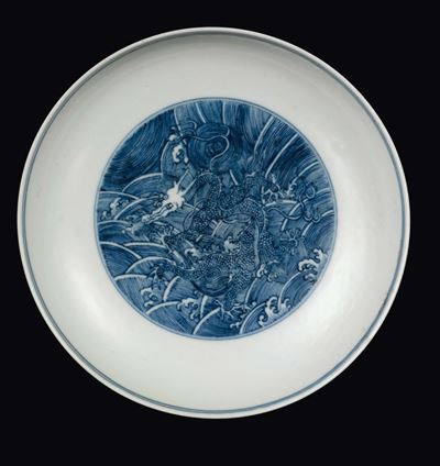 Piatto in Porcellana Bianca e Blu con Dragone Entro Riserva, Cina, Dinastia Qing, Marchio e del P...